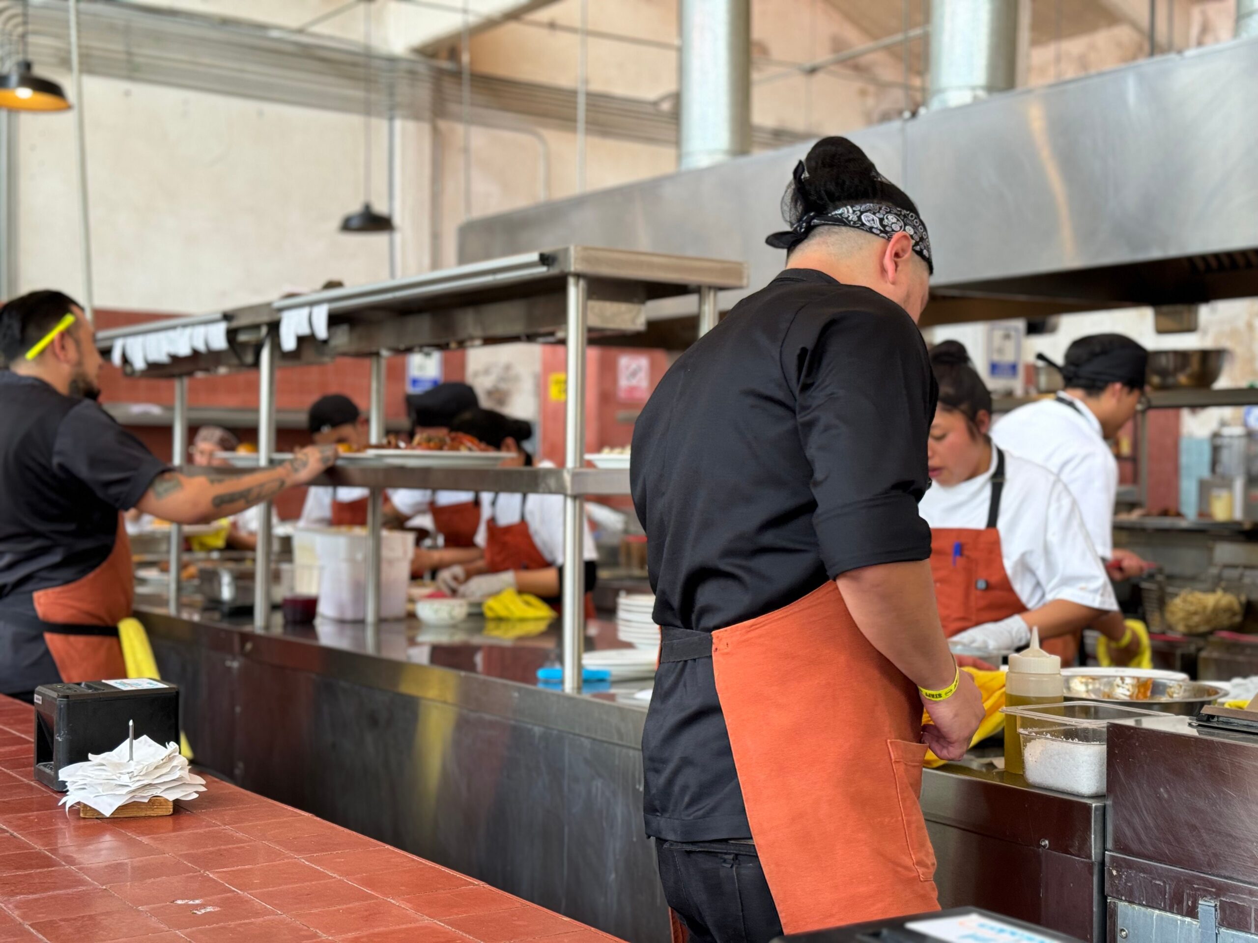 Chefs trabajando en una cocina profesional